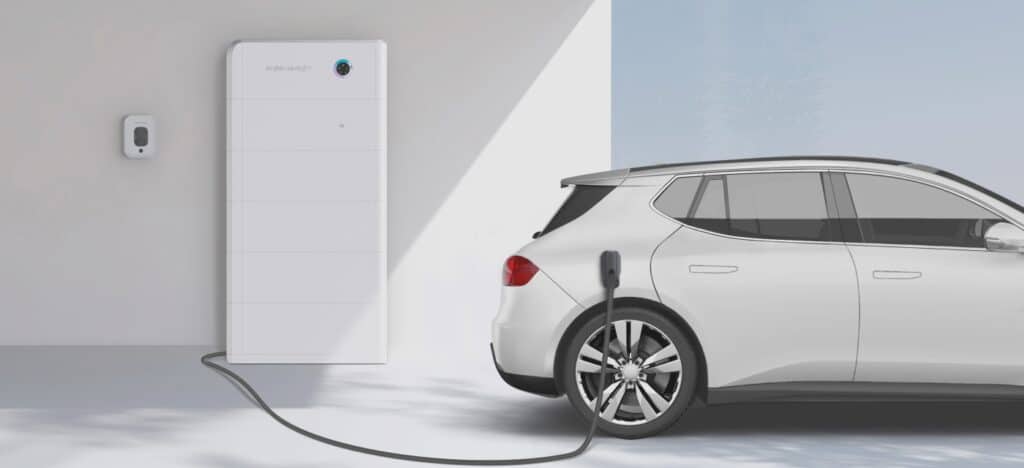 Weißes Elektroauto wird über den intelligenten Speicher mit einem modernen Sigenergy-Stromspeicher aufgeladen – intelligente Ladelösung für nachhaltige Elektromobilität im Eigenheim